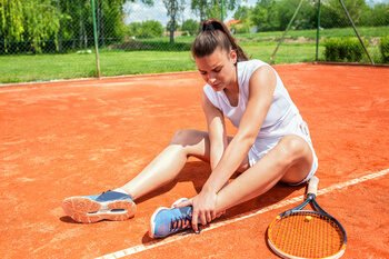 sports injury on the tennis court