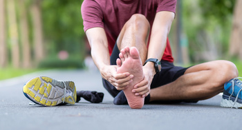 young male with plantar fasciitis pain during running